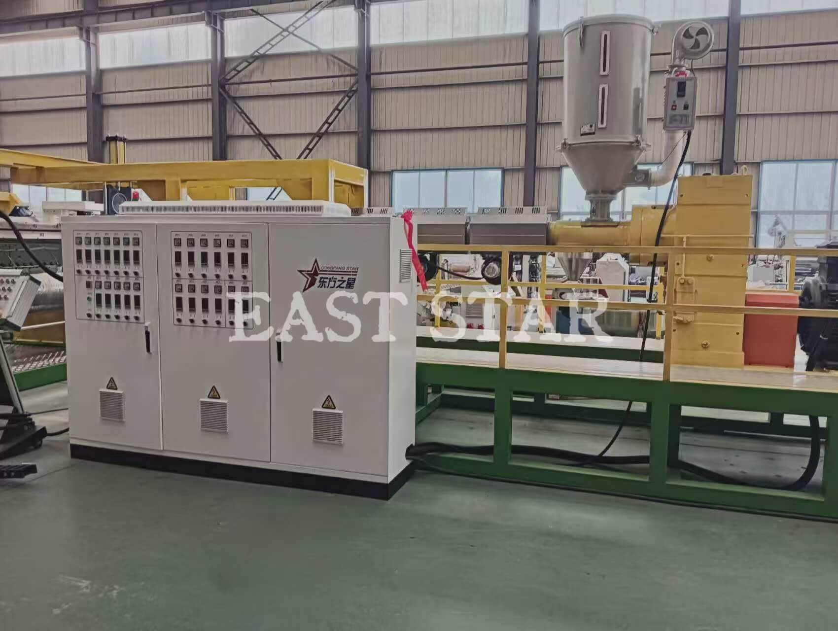 Áttörő innováció! A Qingdao EASTSTAR új, 2,4 méteres trágyaszalag-extrudáló sor sikeresen legurult