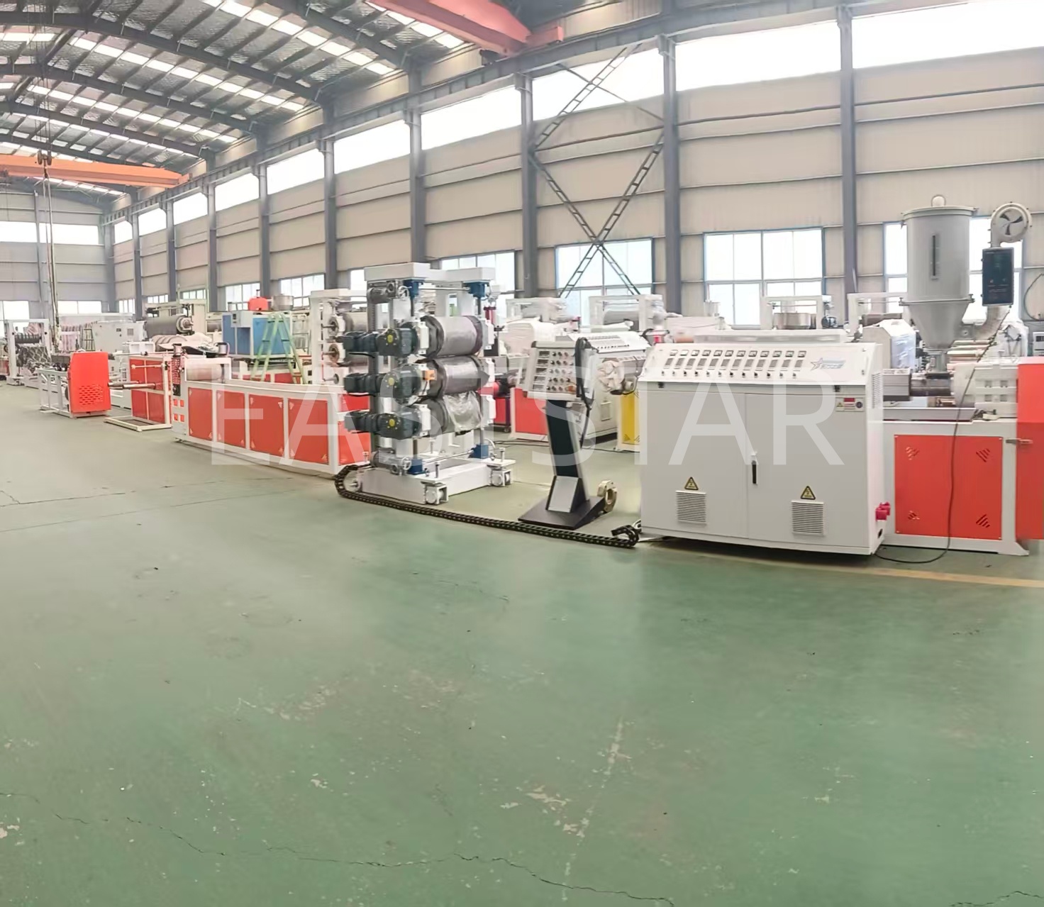 Az EASTSTR továbbfejleszti a POK lapgyártást az innovatív, nagy teljesítményű extrudáló sorral