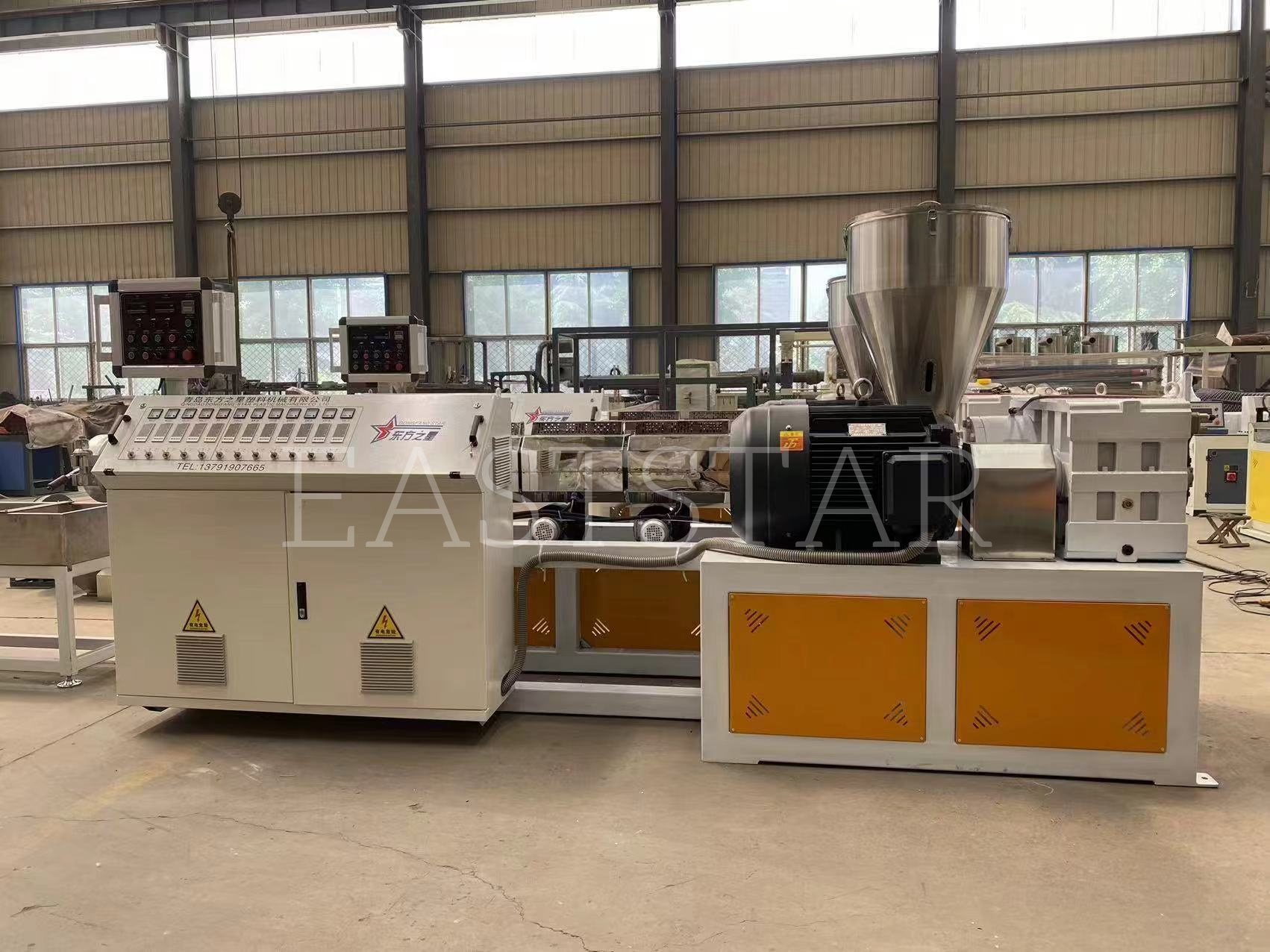 Műszaki csapatunk a TSSK65 párhuzamos ikercsigás granulátor precíziós összeszerelését végzi arab ügyfelünk számára